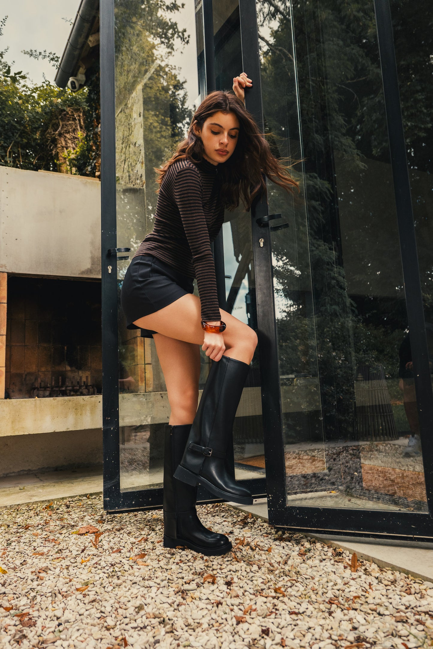 Bottes minimalistes noires avec détail boucle