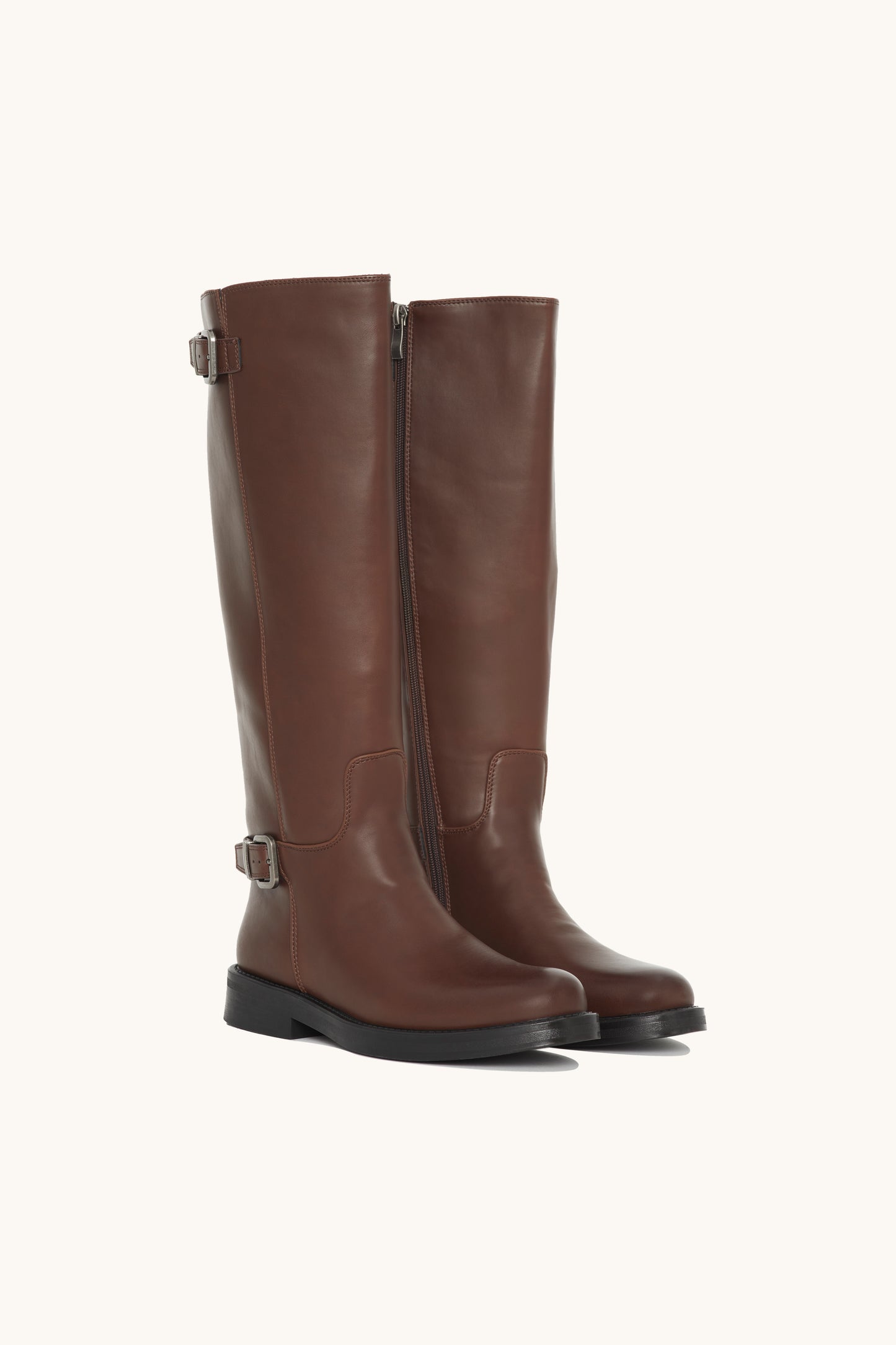 Bottes cavalières marrons en similicuir avec boucles métalliques