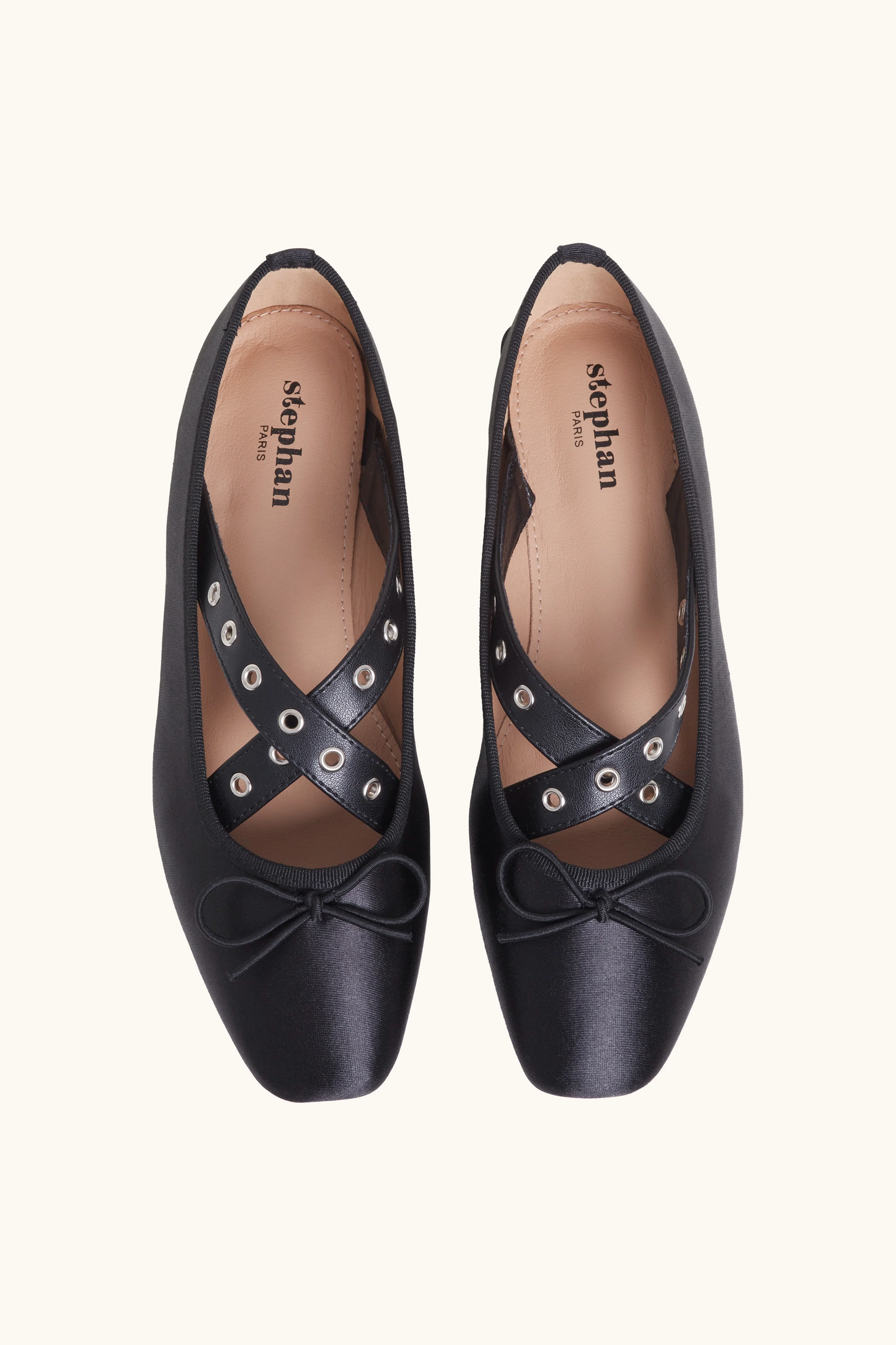 Ballets with crossed straps and black eyelets detail