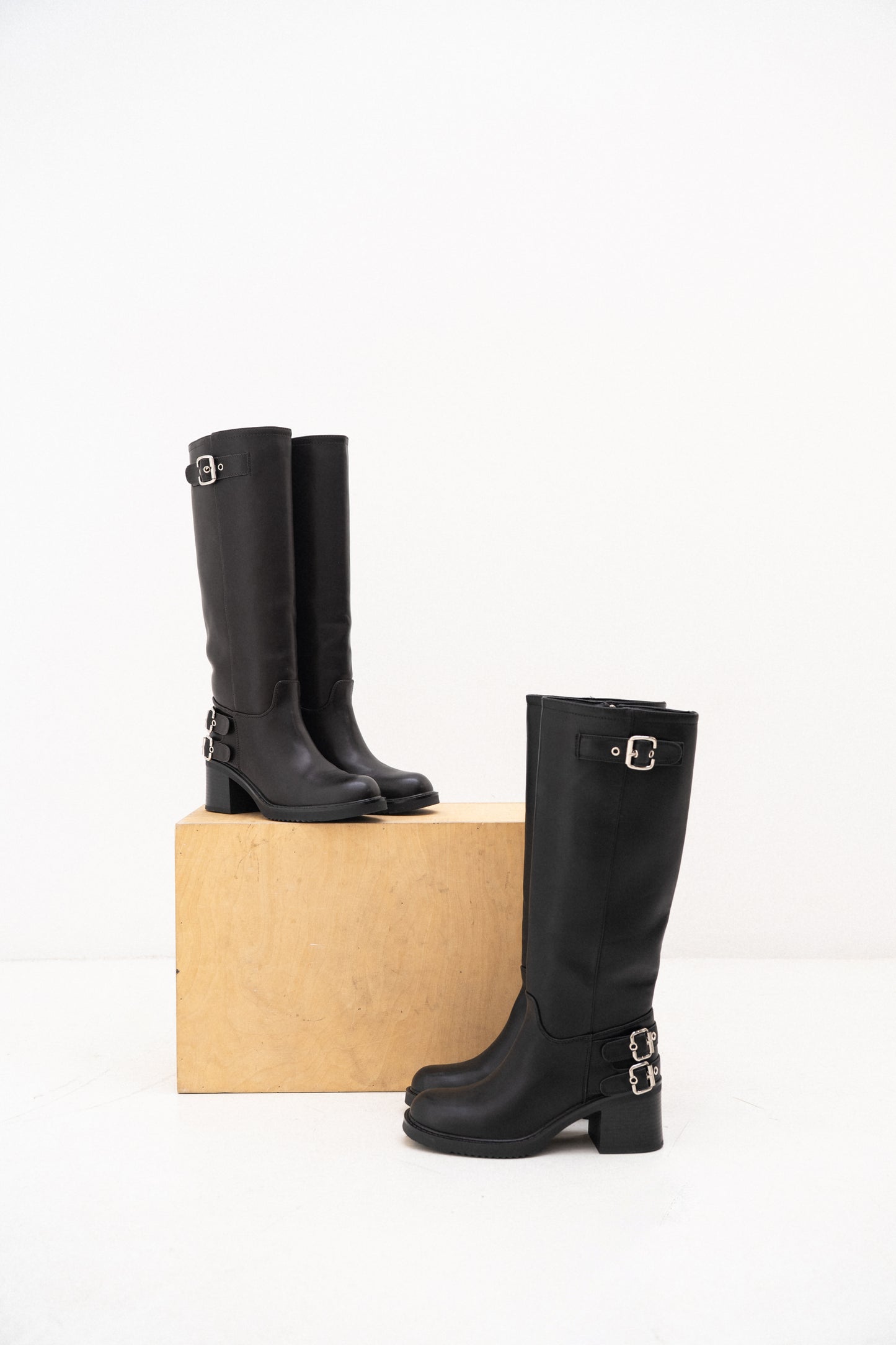 Bottes cavalières noires à talon et boucles argentées - Holly