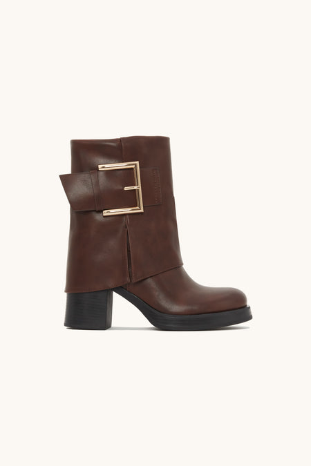 Detail boots imposing black loop