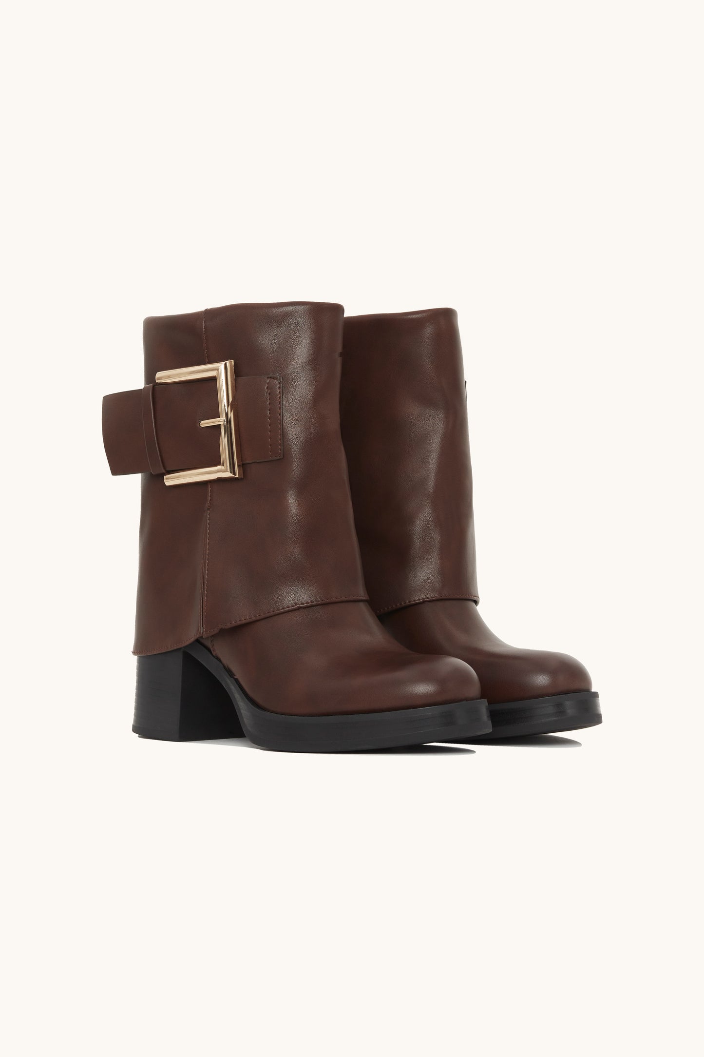 Detail boots imposing black loop